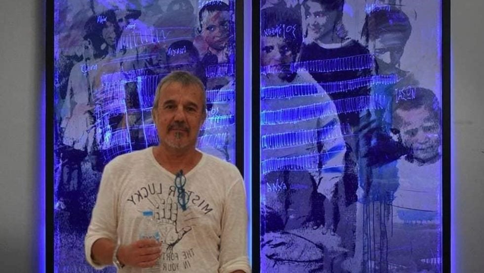 Ο ζωγράφος Χρήστος Αντωναρόπουλος με εικαστική δημιουργία του